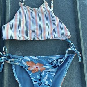 Girls medium Roxy Swimsuit. New in great shape.